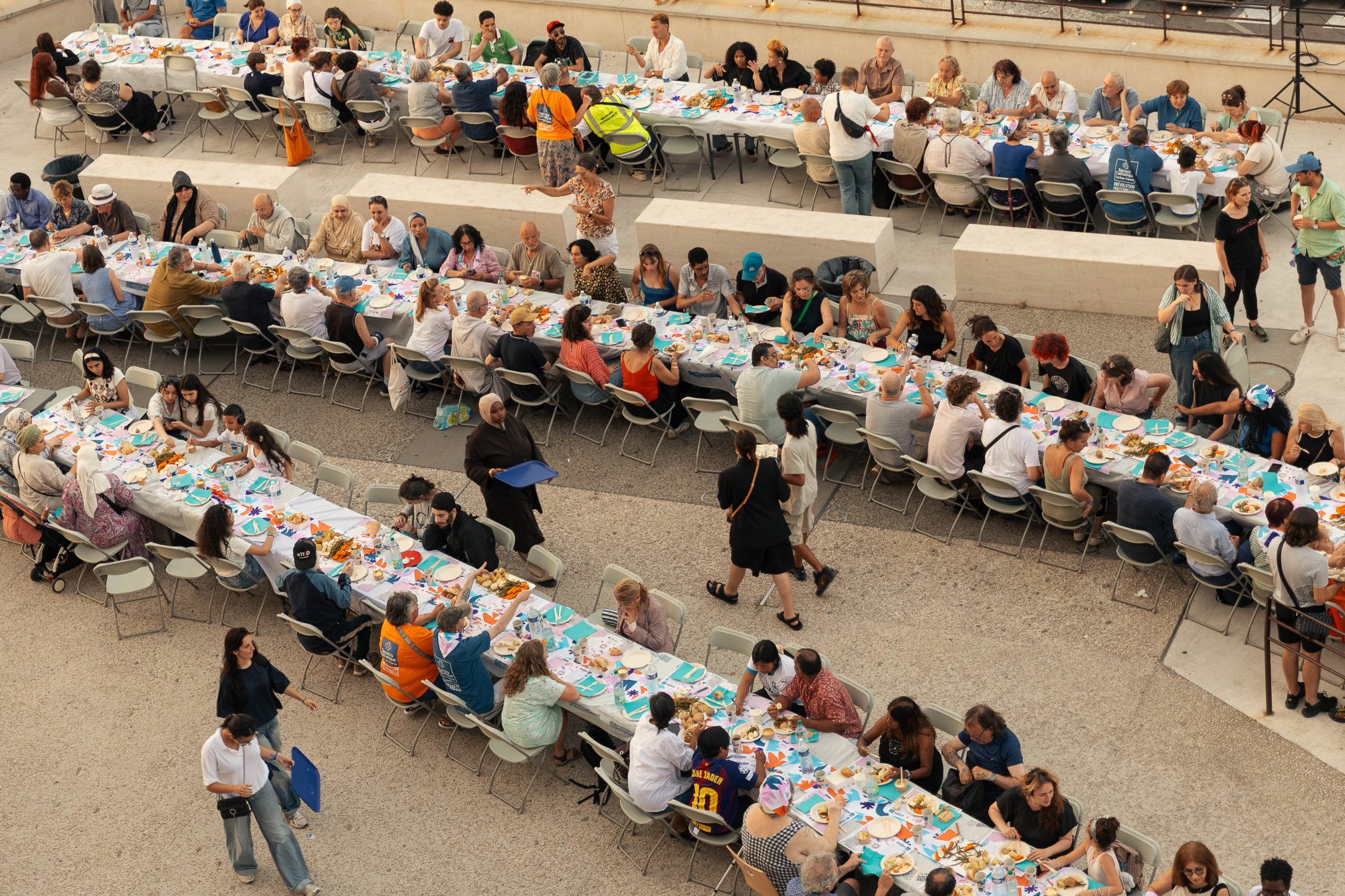 Des centaines de personnes partagent le repas