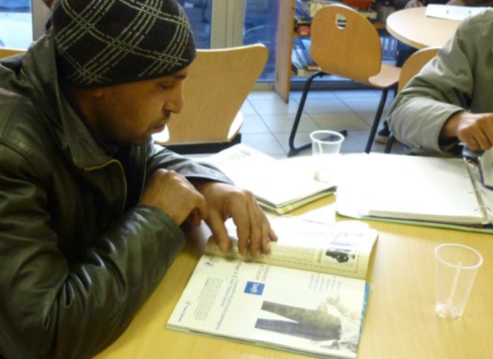 Un participant à l'atelier de français