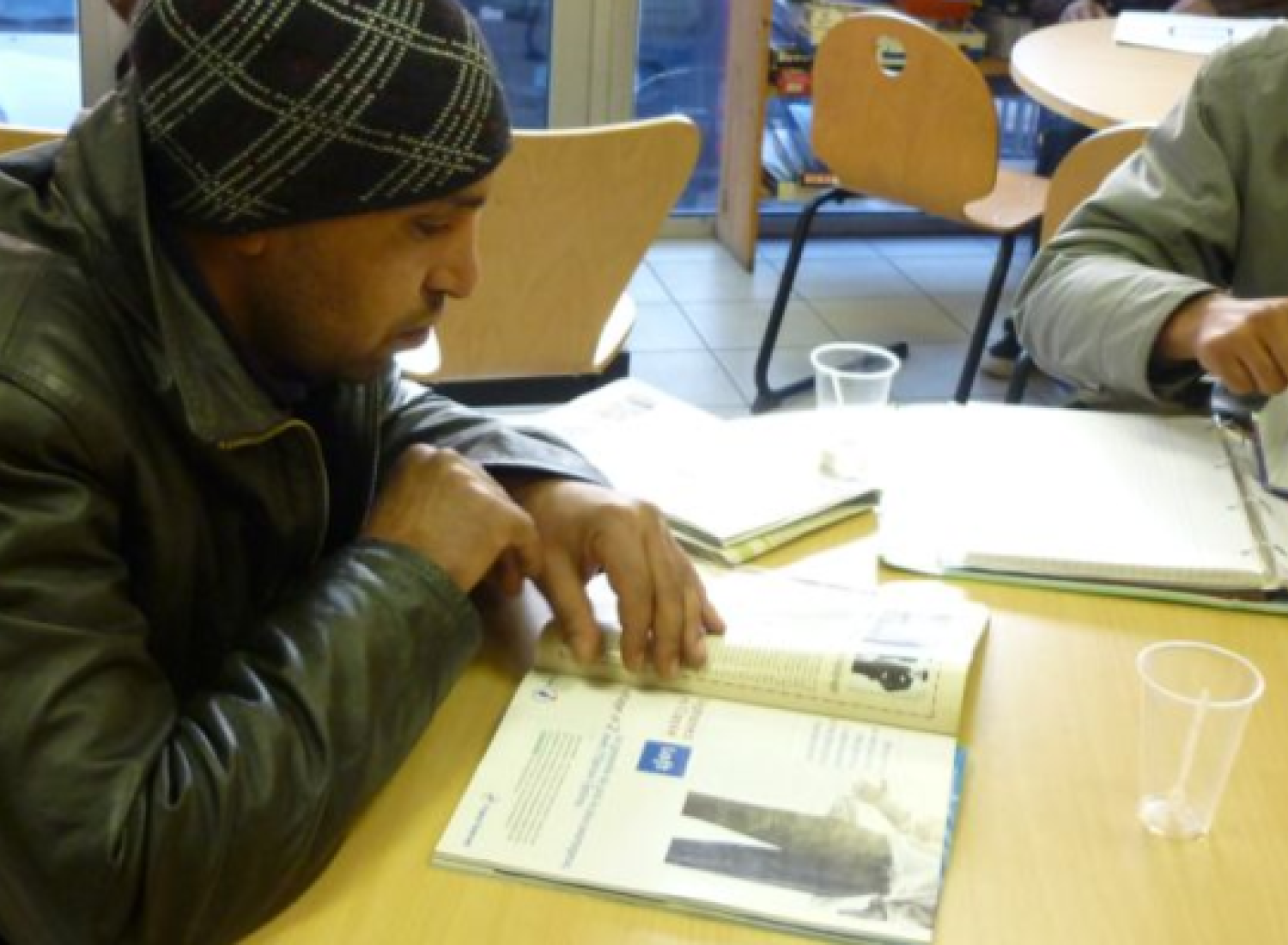 Un participant à l'atelier de français